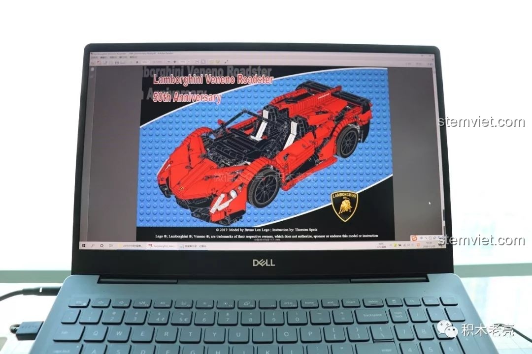 Bản vẽ kỹ thuật số của mô hình Lamborghini Veneno Roadster 50th Anniversary trên màn hình laptop.