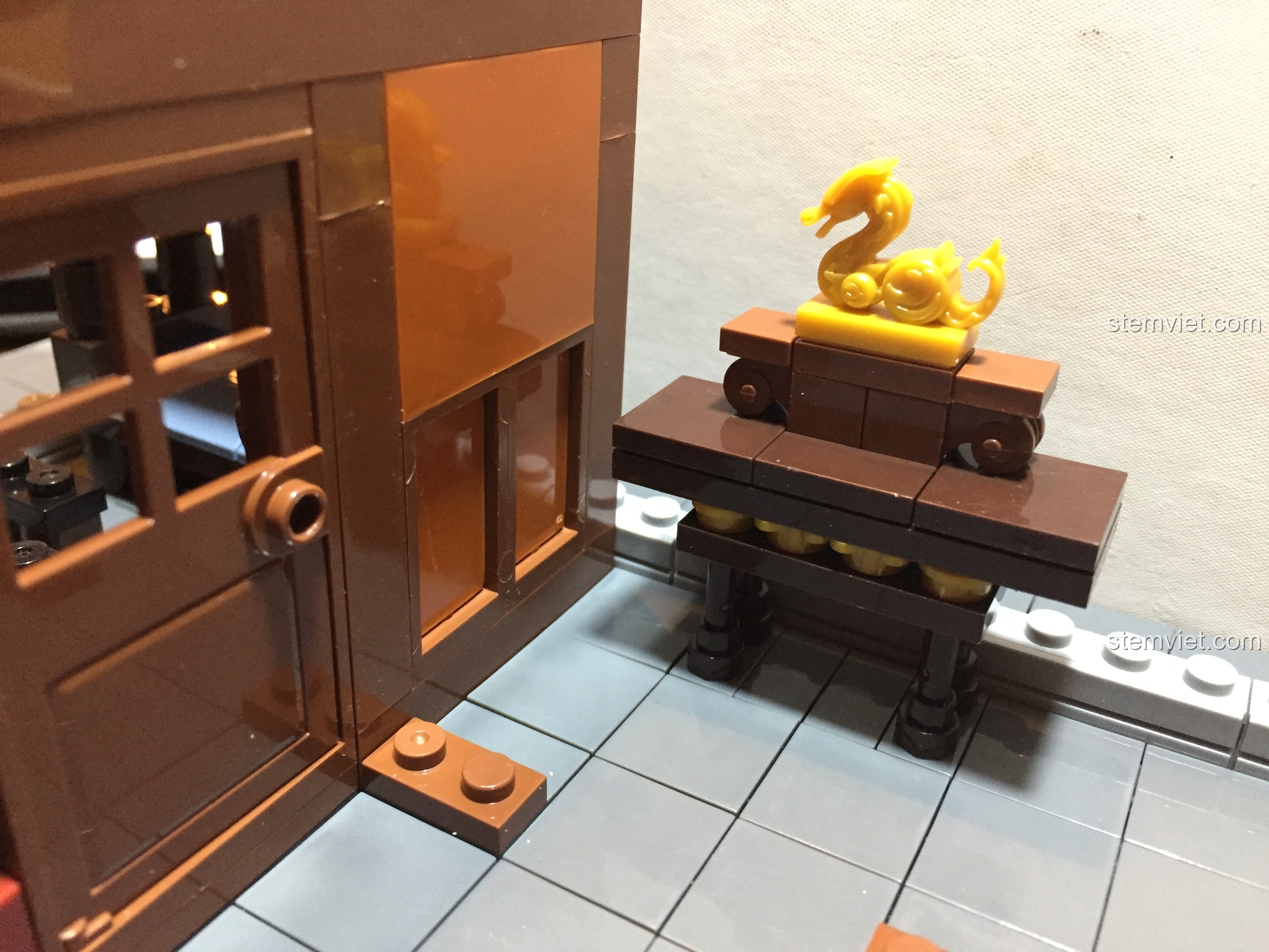 Bàn thờ Long Thần được lắp ráp tỉ mỉ bên trong tầng một của Vạn Phúc Khách Sạn, thể hiện sự chi tiết của thiết kế.