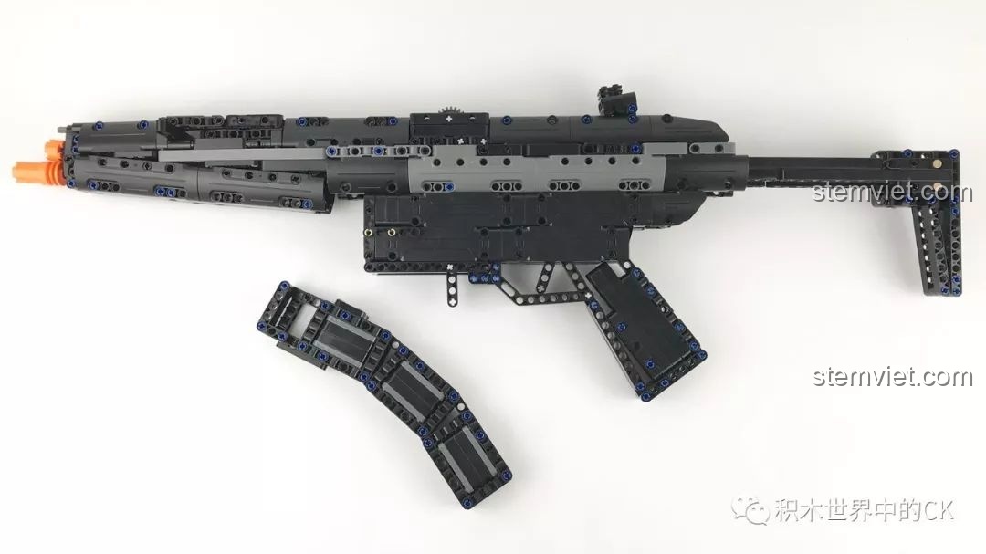 Mô hình súng MP5 CaDA C81006 và băng đạn được lắp ráp riêng biệt.