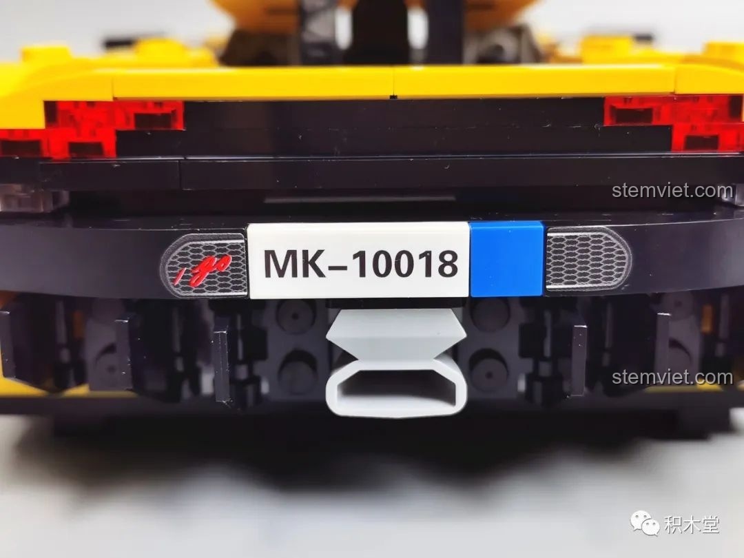 Bảng điều khiển của mô hình Lego Koenigsegg Regera màu vàng.