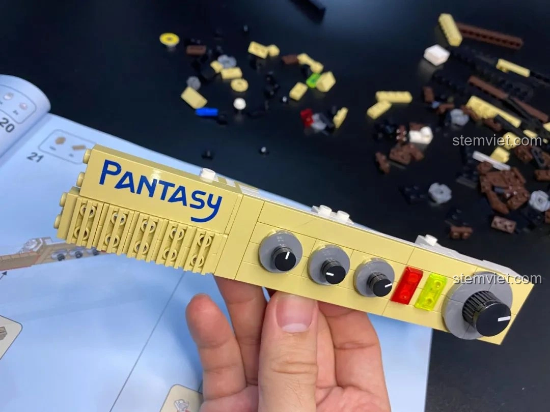 Bảng điều khiển của bộ đồ chơi Pantasy 61008 Tivi Cổ Điển với các nút xoay in.