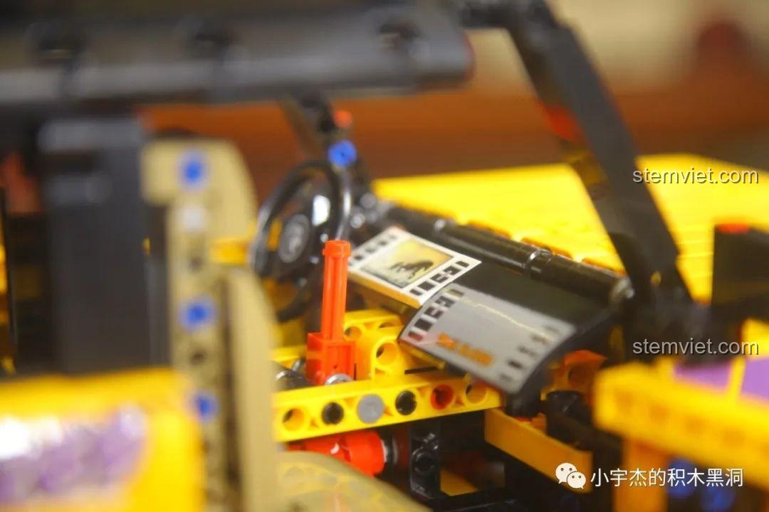 Cận cảnh bảng điều khiển trung tâm và nội thất cabin của mô hình xe Ford Bronco MY88005.