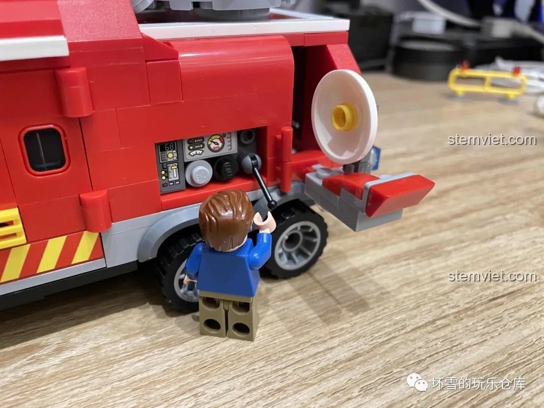 Minifigure chỉ huy Mã Khắc đang điều khiển bảng thiết bị và radar ở phía sau xe cứu hỏa QMAN 2807.