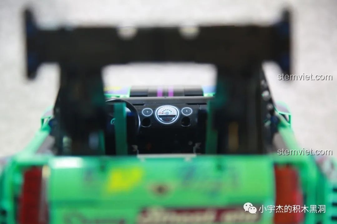 Cận cảnh bảng đồng hồ trung tâm trong nội thất của xe K-Box 10505, được làm từ decal.