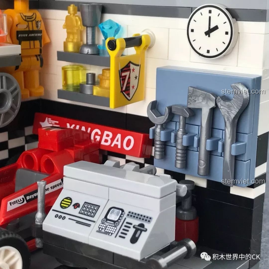 Cận cảnh bảng treo dụng cụ sửa chữa và đồng hồ trong gara đua xe XB-01402-F.