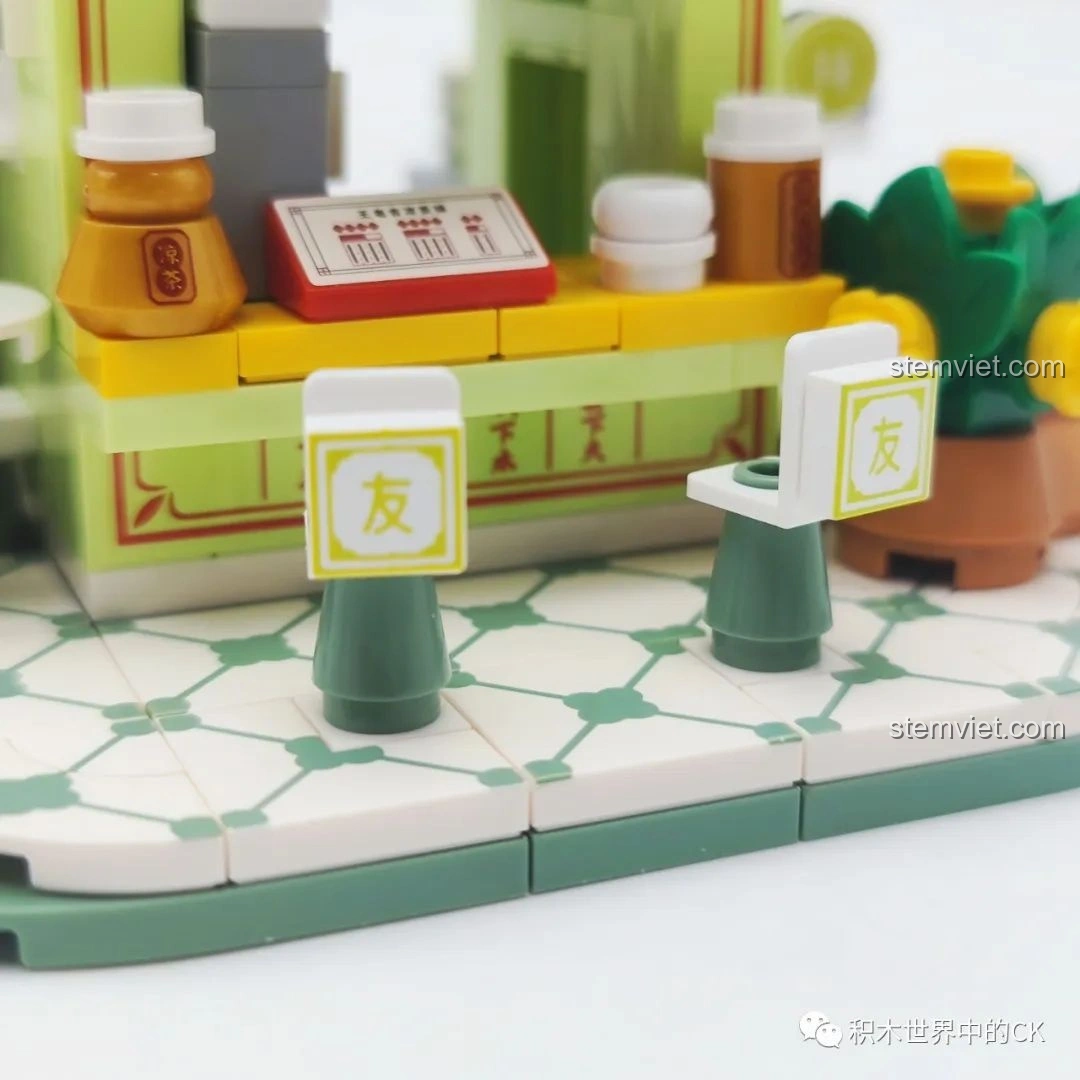 Bảng hiệu và chi tiết trang trí tường của mô hình Quán Trà Thảo Mộc Vương Lão Cát Wekki 506051.