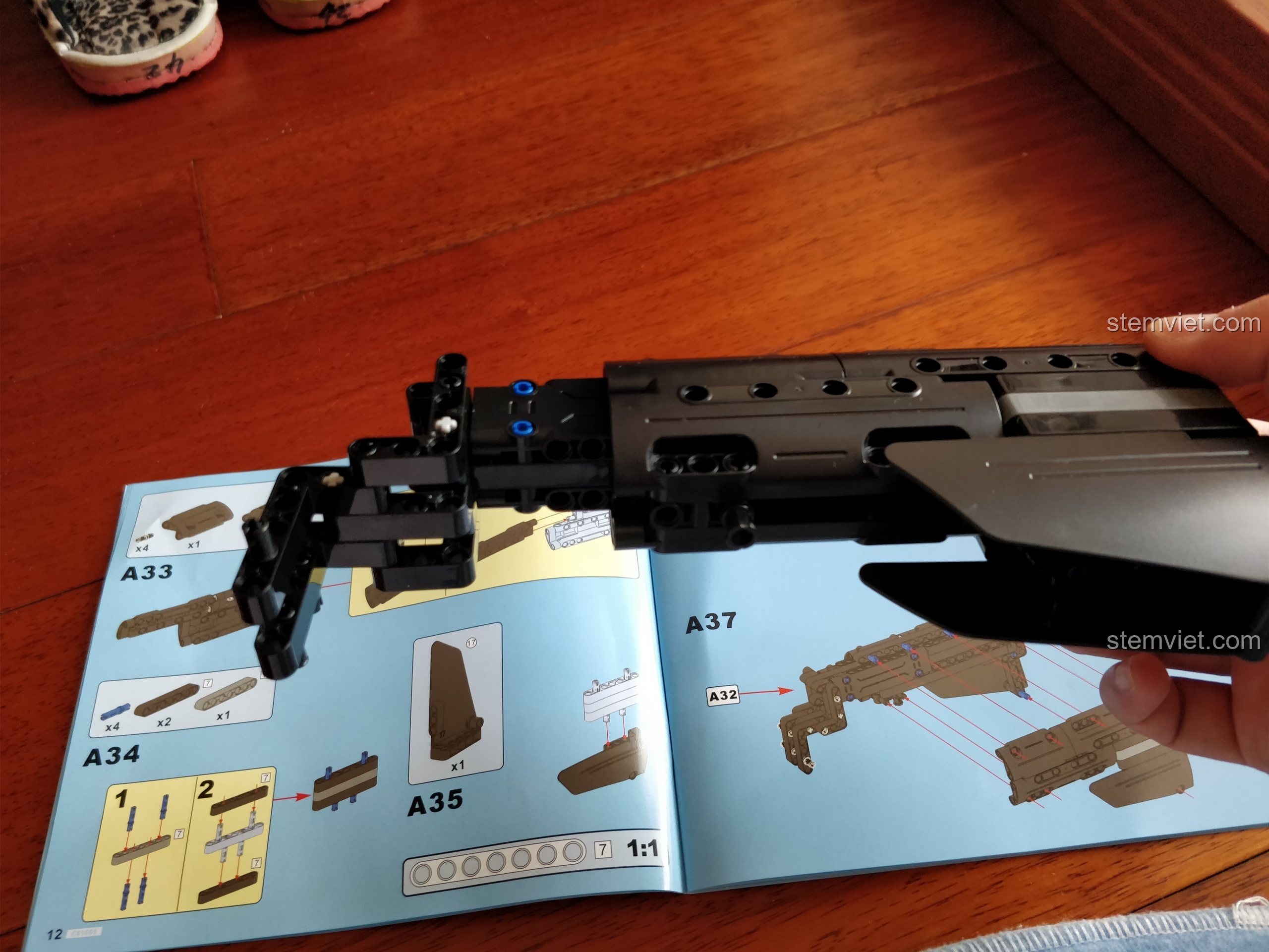 Phần báng súng của mô hình CaDA C81005 đã được lắp ráp hoàn chỉnh, sẵn sàng ghép nối với thân súng.