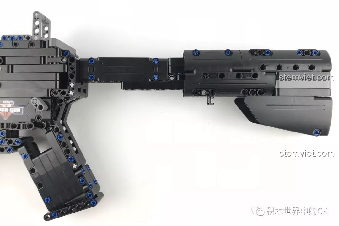 Báng súng của mô hình M4A1 CaDA C81005 có thể kéo dài ra, một tính năng mô phỏng súng thật.