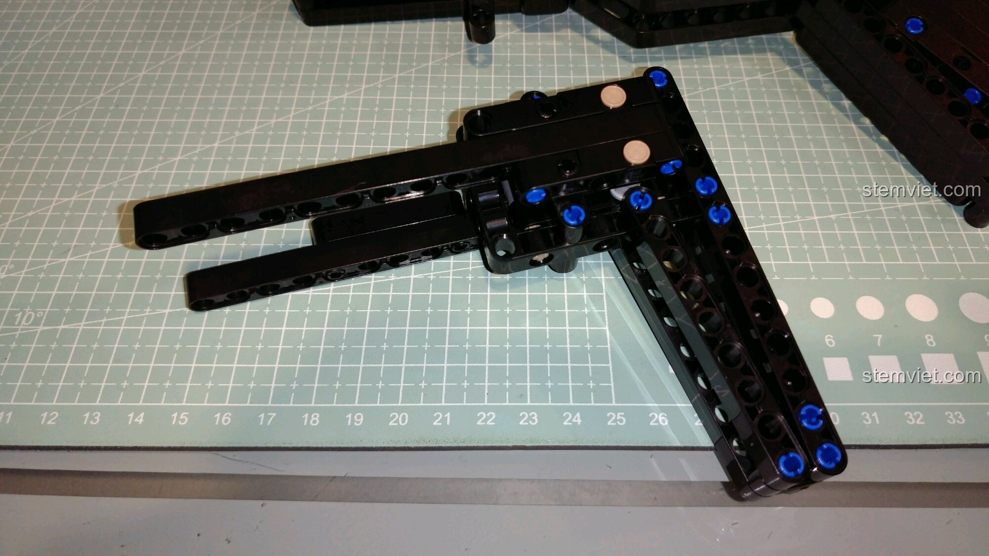 Báng súng của bộ xếp hình CaDA C81006 siêu tiết kiệm được kéo dài hết cỡ, tăng tính chân thực.