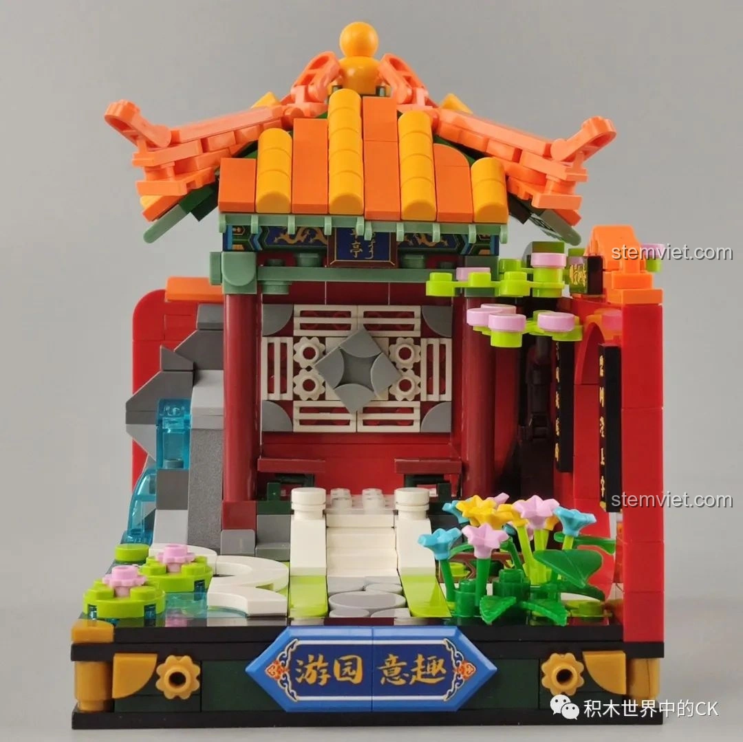 Cận cảnh bảng tên “Du Viên Ý Thú” trên bộ Keeppley K10145, chi tiết in ấn rõ nét, màu sắc sống động.