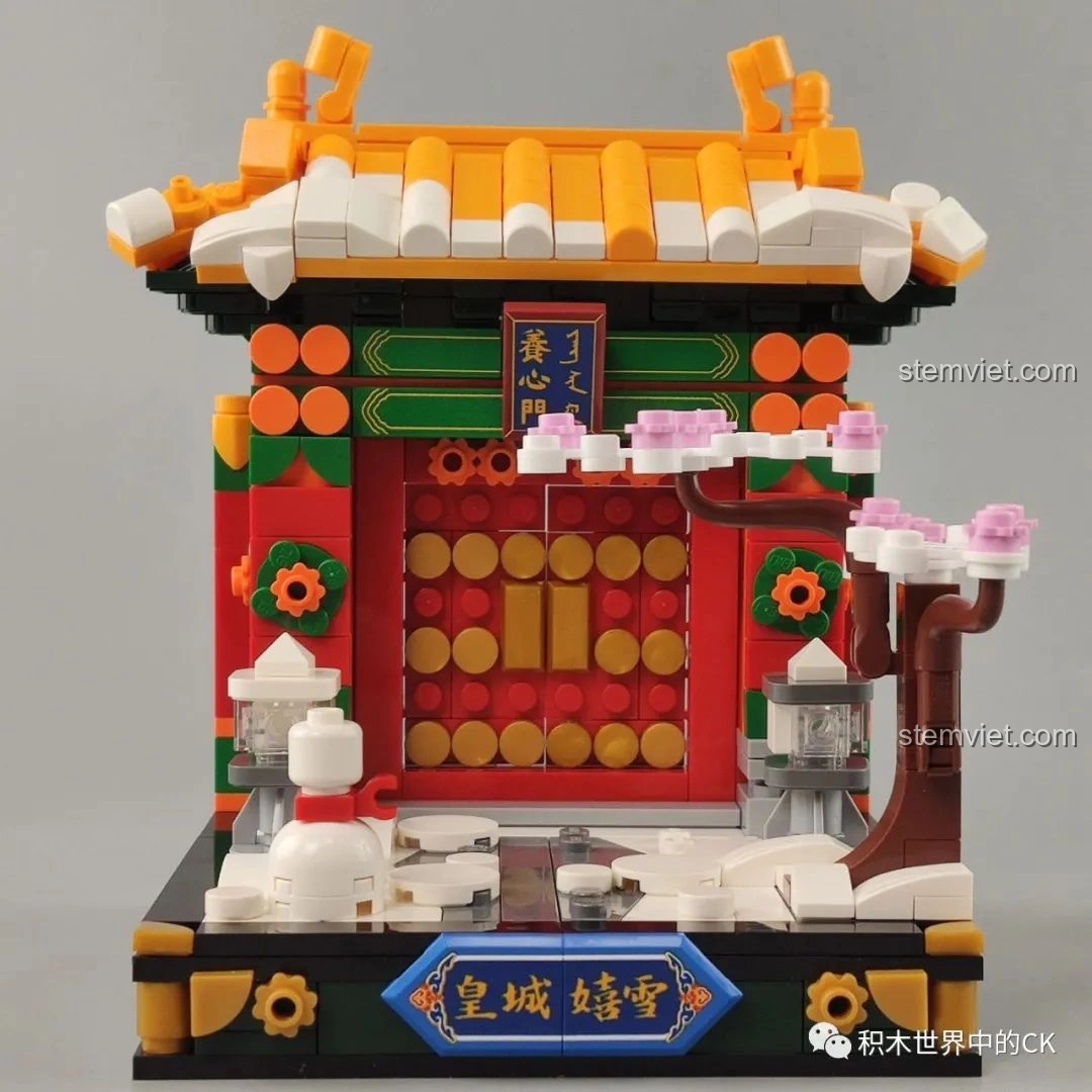 Cận cảnh bảng tên “Hoàng Thành Hí Tuyết” trên bộ Keeppley K10144, chi tiết in ấn rõ nét, màu sắc sống động.