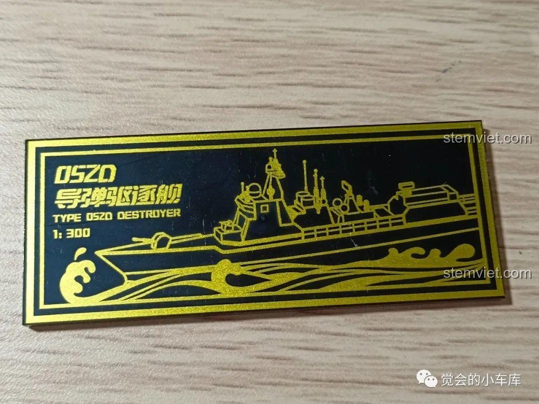 Cận cảnh bảng tên in màu vàng gold sắc nét của mô hình Tàu khu trục Type 052D, ghi rõ tỷ lệ 1:300, một chi tiết cao cấp của bộ SEMBO 202029.