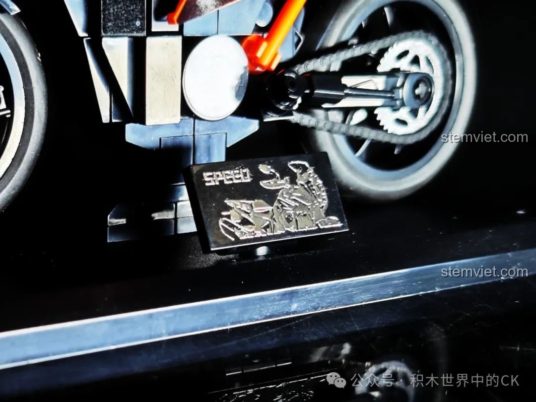 Cận cảnh bảng tên kim loại mạ bạc đi kèm trong bộ lắp ráp mô tô SEMBO, tăng thêm giá trị trưng bày cho mô hình.