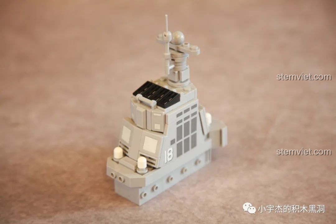 Cận cảnh tấm bảng tên màu vàng 