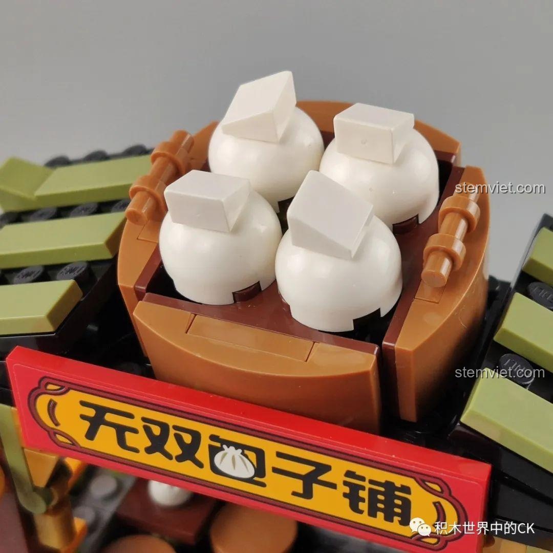 Những chiếc bánh bao trắng trên mái của mô hình Tiệm Bánh Bao Vô Song QMAN 72012, tạo điểm nhấn độc đáo.