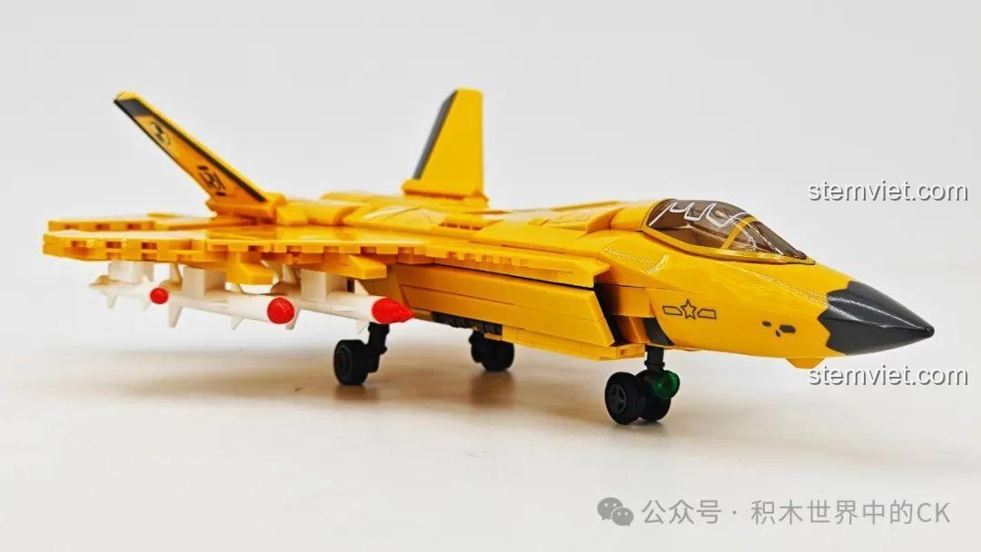 Mô hình máy bay chiến đấu J-35 SEMBO 202254 với hệ thống bánh đáp được mở ra, sẵn sàng hạ cánh.