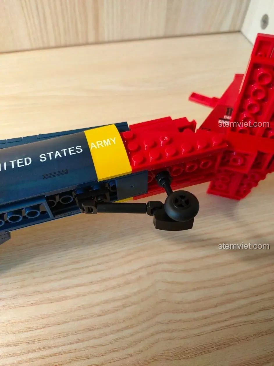 Cận cảnh bánh đáp sau của trực thăng WOMA C0897, thiết kế một bánh gây mất cân bằng nhẹ.