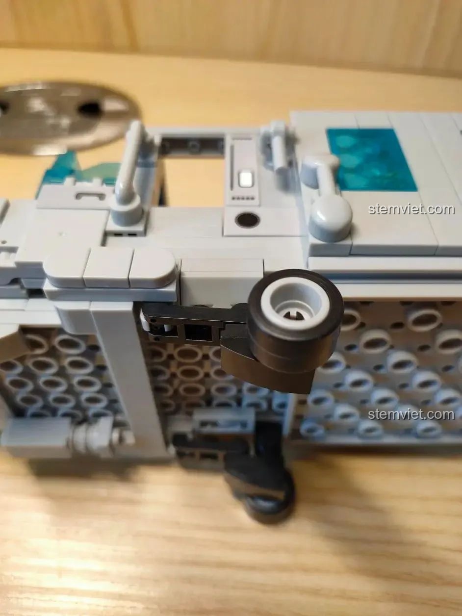 Chi tiết bánh đáp phía trước của mô hình trực thăng WOMA C0897, thiết kế chắc chắn và linh hoạt.