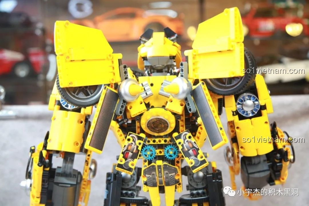 Hai bánh răng màu xanh ở lưng robot Bumblebee, dùng để điều chỉnh tư thế eo và trọng tâm của mô hình.