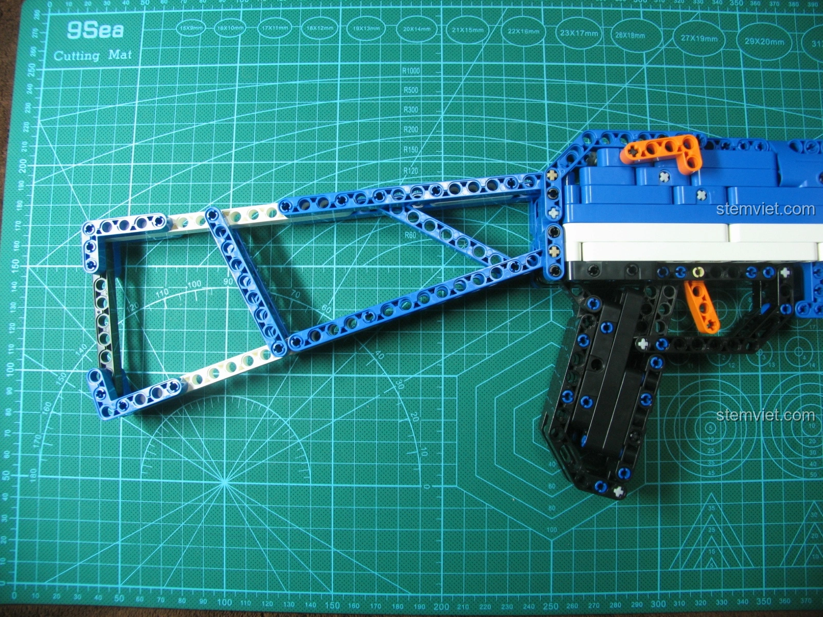 Cận cảnh bánh răng sau khi độ chế của bộ lắp ráp Súng AK-47 cho bé trai 8+, hoạt động mượt mà.