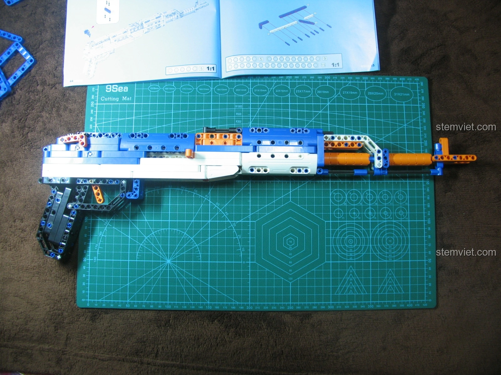 Bánh răng nhỏ và lớn của bộ đồ chơi mô hình Súng lắp ráp AK-47 C81001, chi tiết quan trọng cho việc điều chỉnh cơ chế bắn.