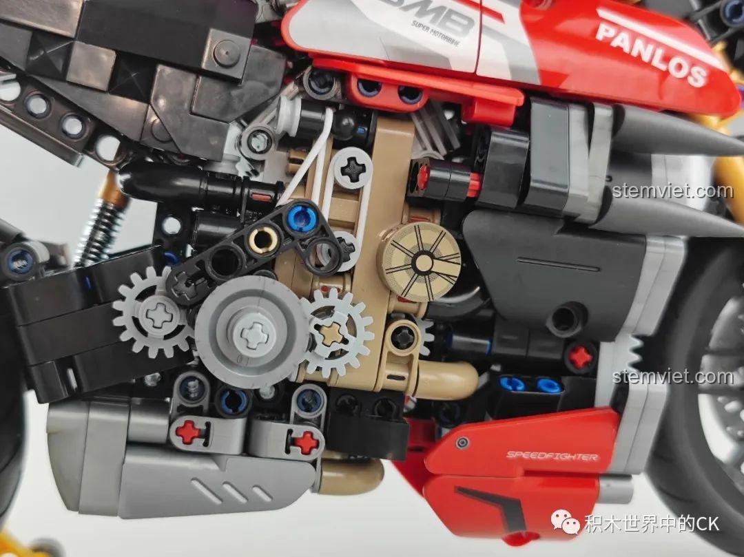 Cận cảnh các bánh răng truyền động trong đồ chơi lắp ghép Xe phân khối lớn Streetfighter V4 SP cho con trai.