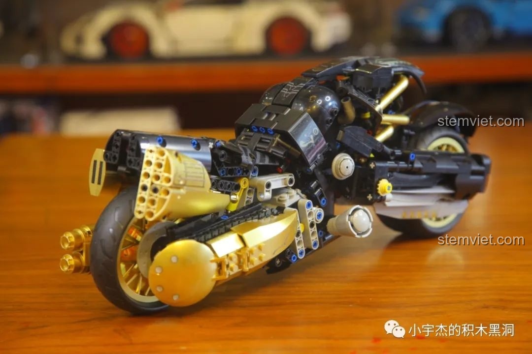 Cận cảnh bánh sau và chi tiết chắn bùn màu vàng đồng của Mô tô Fenrir Sói Lửa Final Fantasy VII KBox 10248.