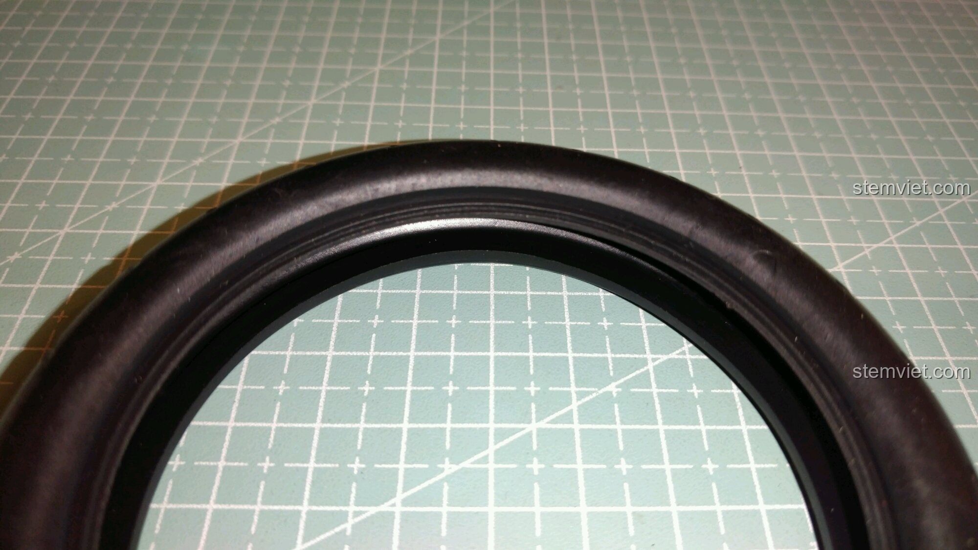 Cận cảnh bánh trước mô hình Winner 7046 với chi tiết van lốp, phuộc trước và sticker lửa.