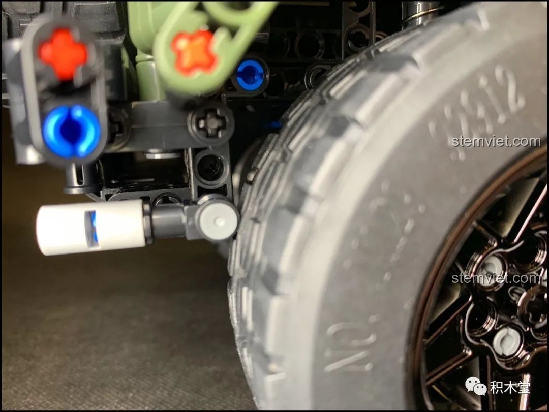 Bánh xe lớn của Jeep Wrangler Rubicon màu xanh quân đội 13124 có thể cạ vào khung gầm.