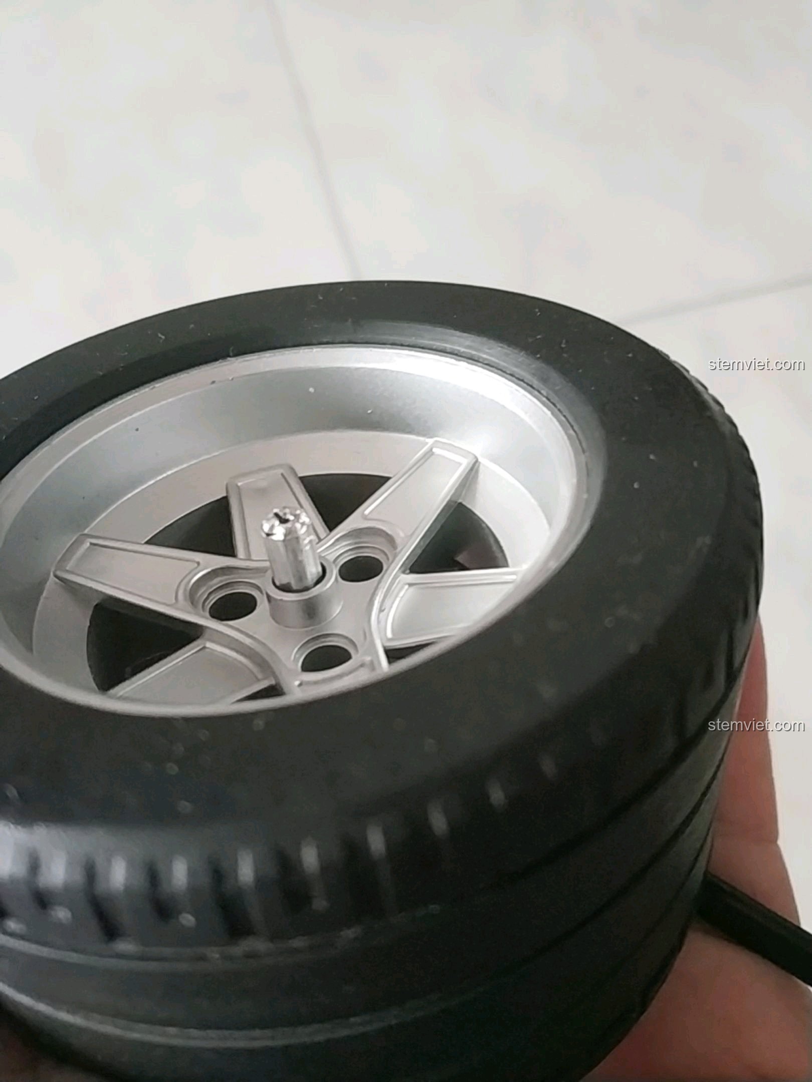 Cận cảnh bánh xe của CaDA C61016 Porsche 919 Hybrid, với thiết kế 5 chấu và lốp cao su.