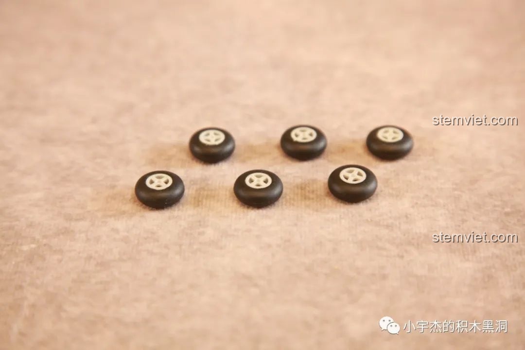 Cận cảnh các bánh xe cao su của mô hình Trực thăng quân sự Super Stallion C0898 siêu tiết kiệm.