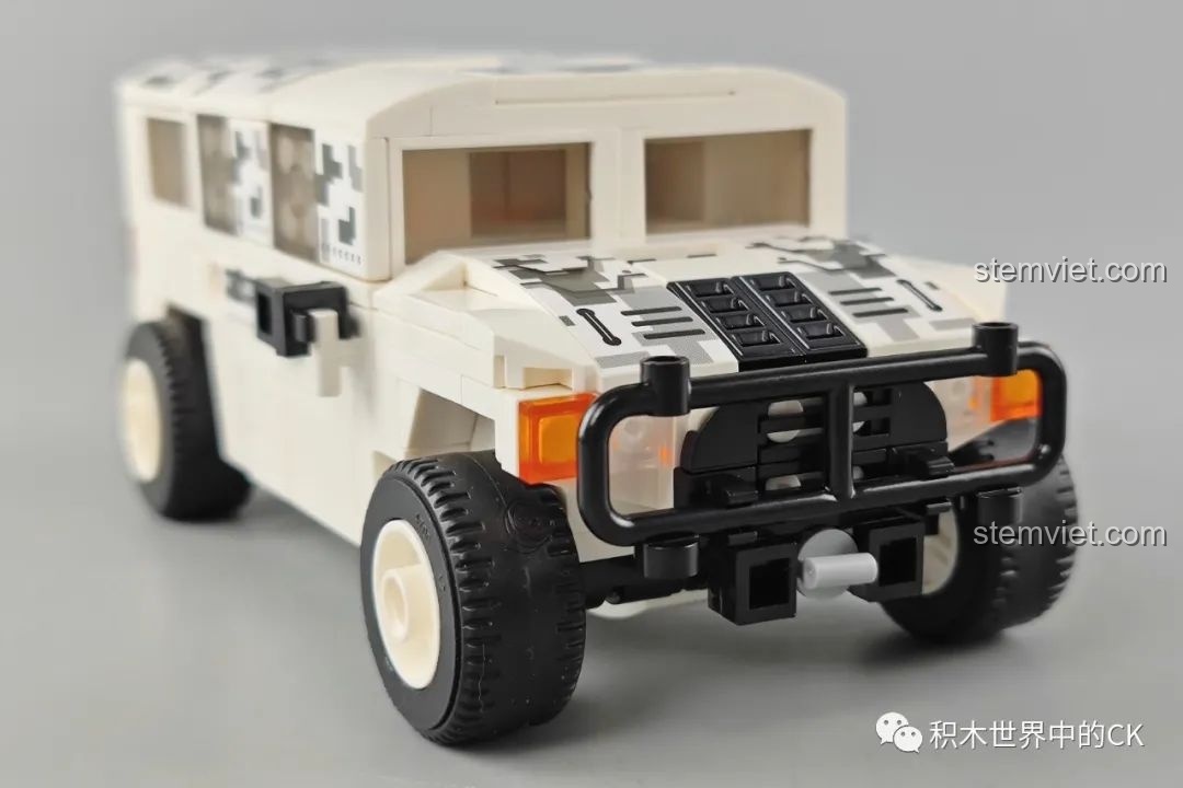 Góc nhìn chéo từ phía trước của xe quân sự Zhegao, làm nổi bật bộ lốp cao su và hệ thống treo.