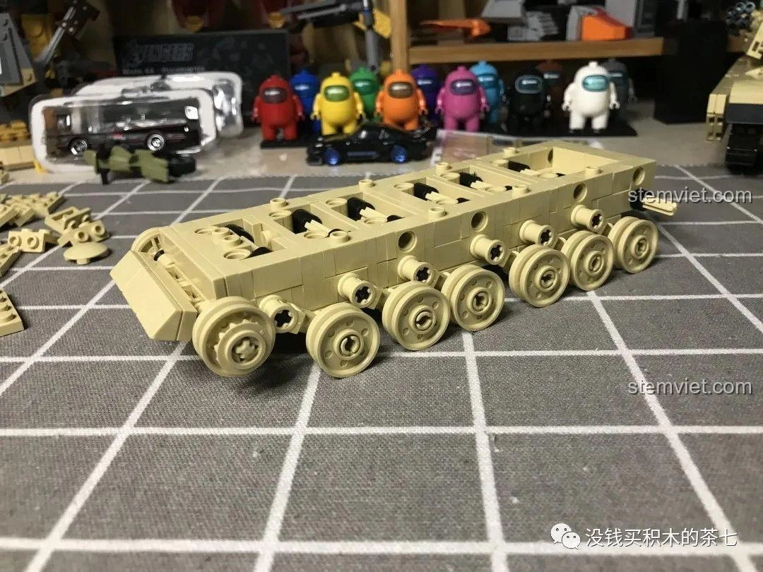 Các bánh xe của bộ đồ chơi lắp ráp Xe Tăng Challenger 2 FV 4034 JIAZHI 0105 đã được lắp hoàn chỉnh trên khung gầm.