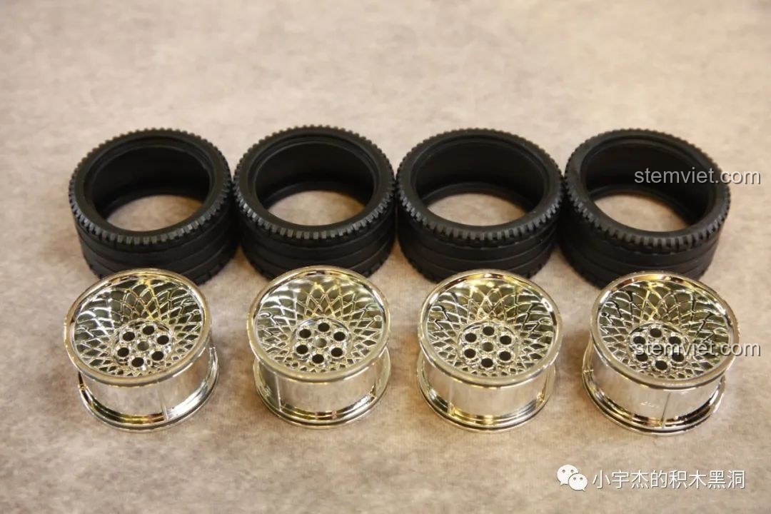 Bộ bốn bánh xe với vành mạ chrome sáng bóng và lốp cao su của bộ đồ chơi mô hình Xe Cắm Trại Volkswagen T1.