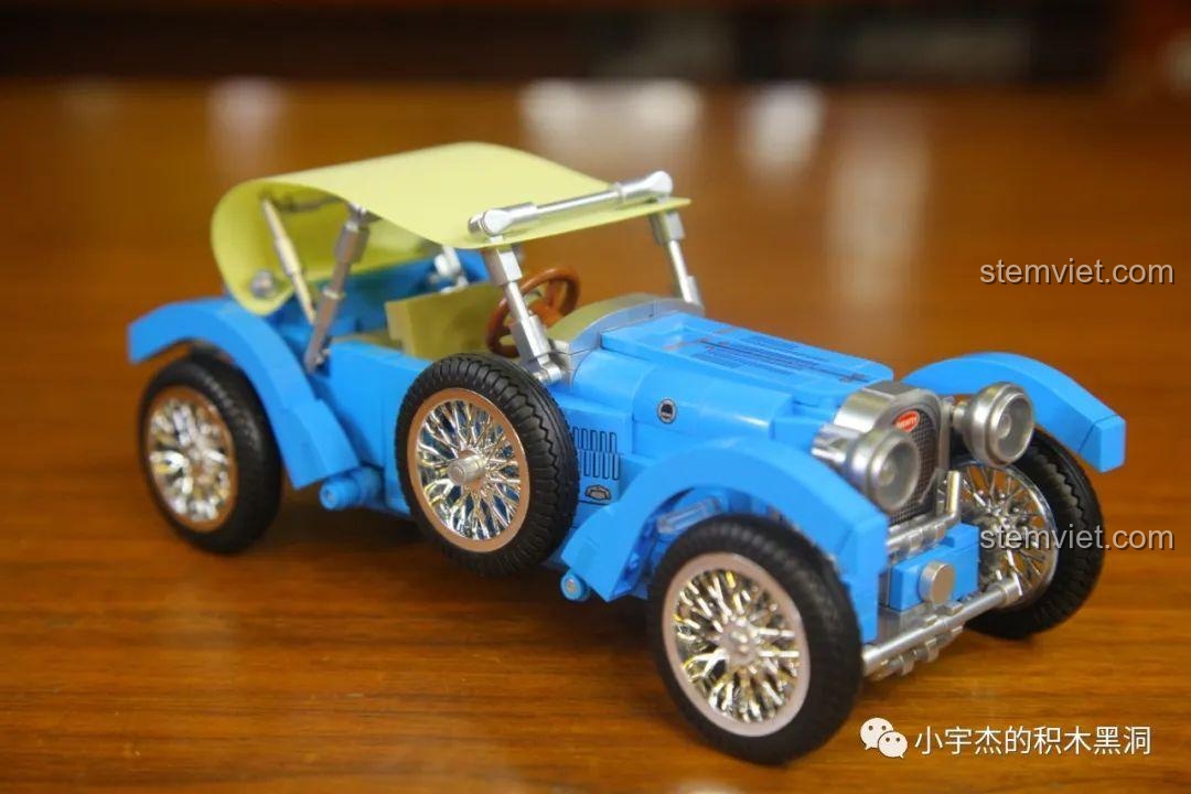 Góc nhìn bên hông của mô hình Bugatti T38A với bánh xe dự phòng, một chi tiết thiết kế đặc trưng của xe cổ.