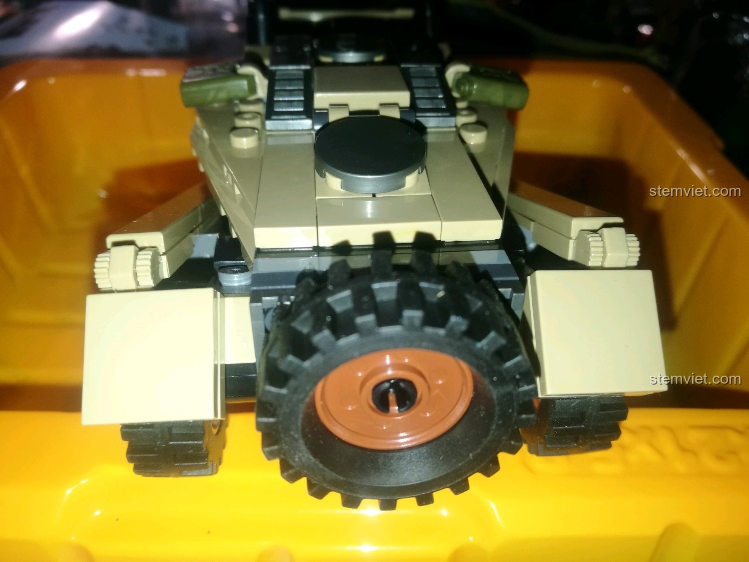 Cận cảnh bánh xe dự phòng và phần đuôi của xe bọc thép SEMBO 101341.