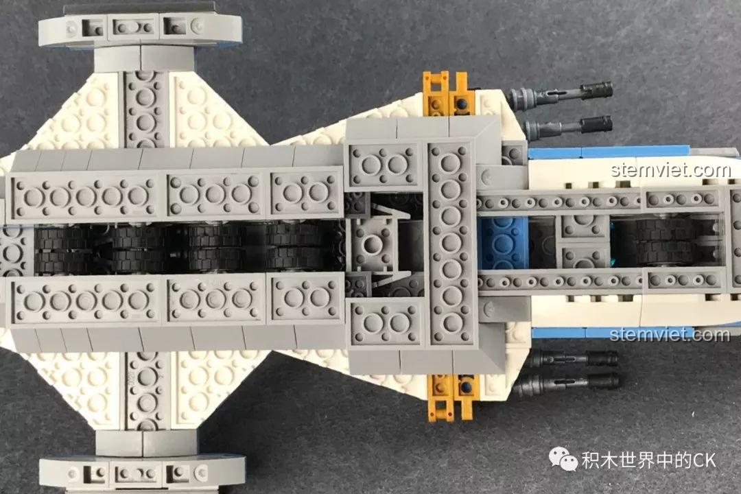 Mặt dưới của Siêu Chiến Hạm Vũ Trụ Xingbao XB-13001 được trang bị bánh xe để dễ dàng di chuyển khi chơi.