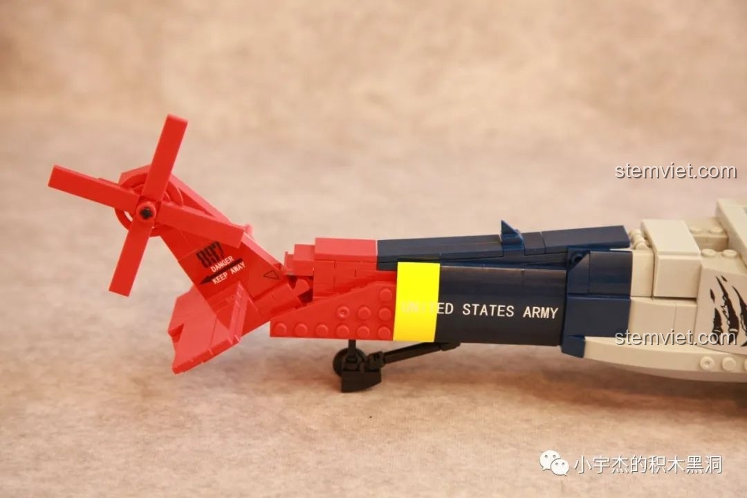 Chi tiết bánh xe ở đuôi của mô hình WOMA C0897 có thể xoay được, tăng tính tương tác cho đồ chơi.