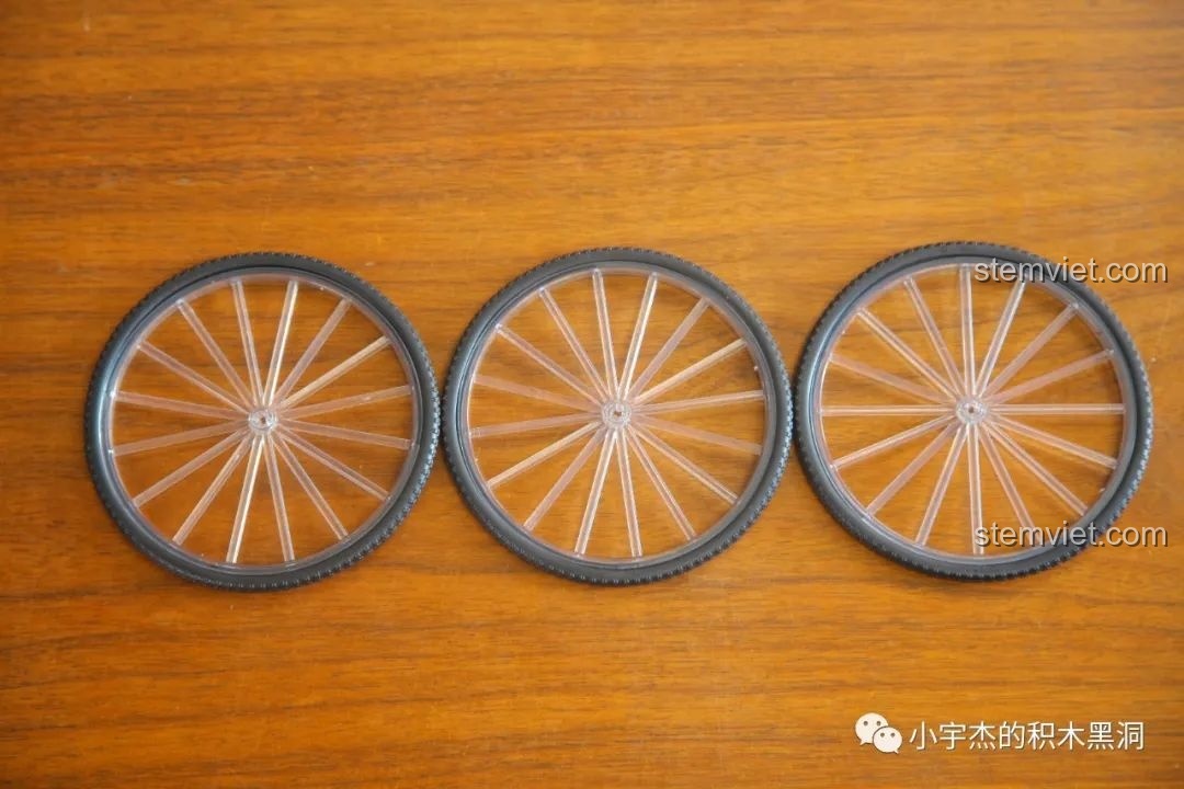 Ba bánh xe của mô hình xe xích lô cổ điển AchKo 50015 sau khi đã được lắp lốp cao su hoàn chỉnh.