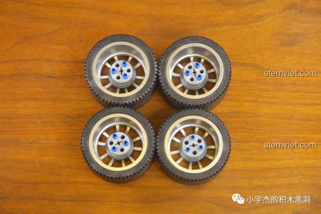 Bốn bánh xe của BrickCool KC010 sau khi được lắp ráp hoàn chỉnh, sẵn sàng gắn vào xe.