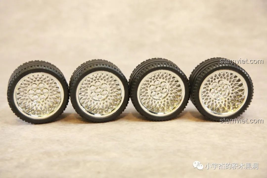 Bốn bánh xe đã được lắp ráp hoàn chỉnh, sẵn sàng cho mô hình xe du lịch Volkswagen T1 K Box 10510.