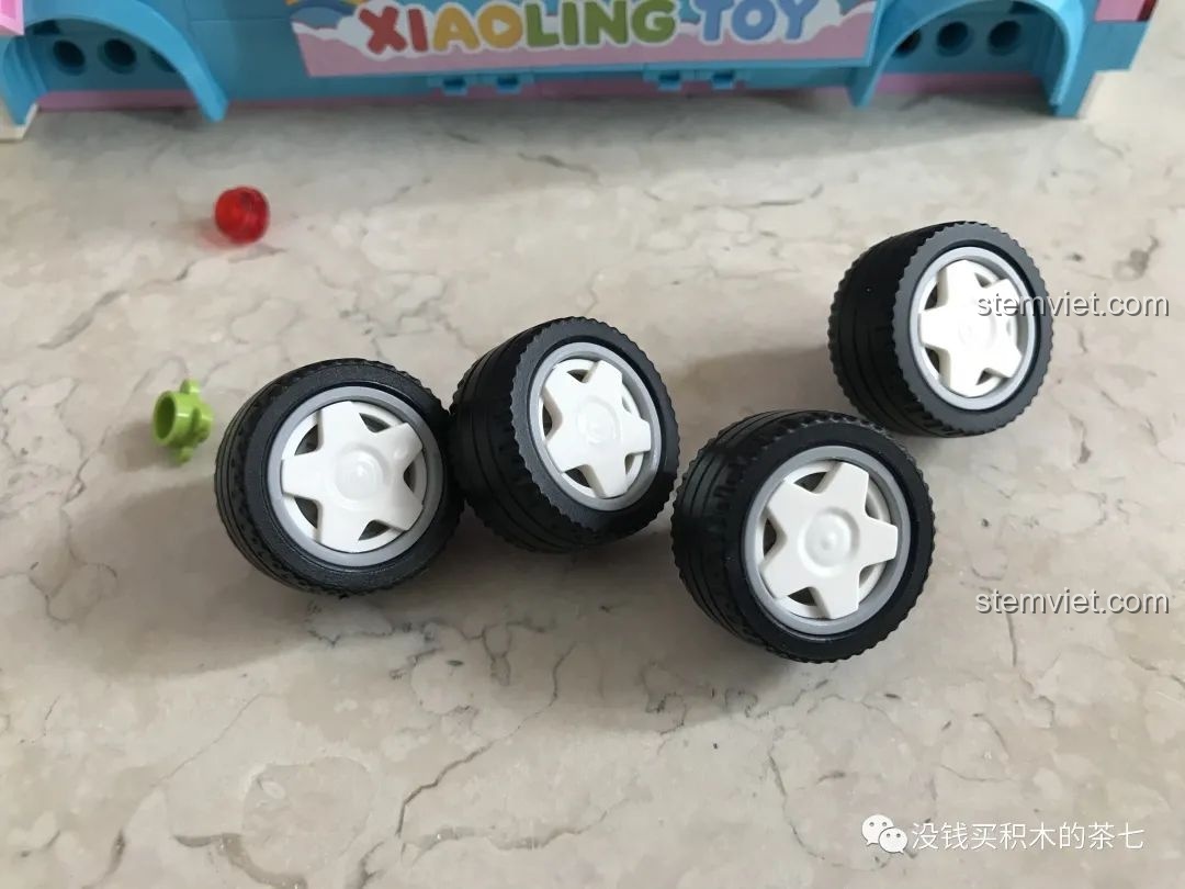 Bốn bánh xe đã được lắp ráp hoàn chỉnh cho mô hình xe phỏng vấn SEMBO 604001.