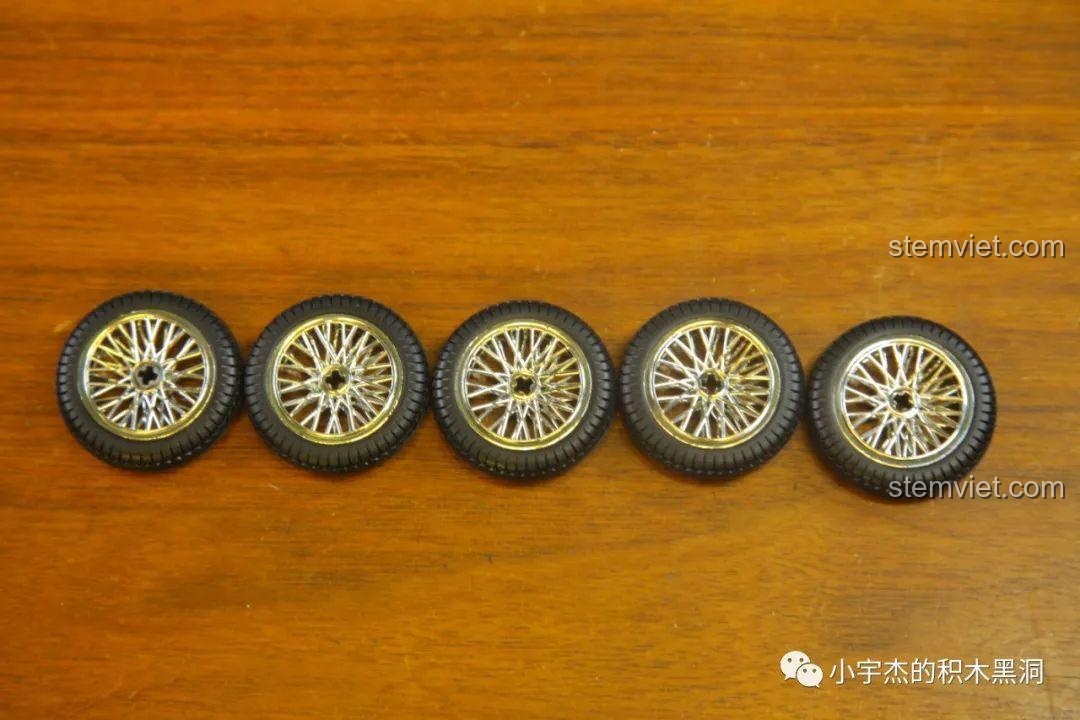 Năm bánh xe hoàn chỉnh của mô hình Bugatti T38A sau khi lắp lốp vào vành, chuẩn bị cho các bước lắp ráp tiếp theo.