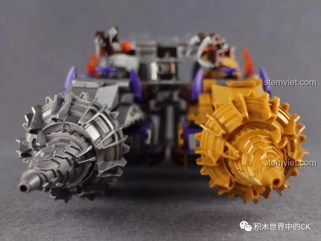 Cận cảnh bánh xe khổng lồ phía sau xe chiến đấu của Kim Giác Đại Vương trong bộ lắp ráp QMAN 3805 Tây Du Giáng Ma Ngộ Không Truyền.