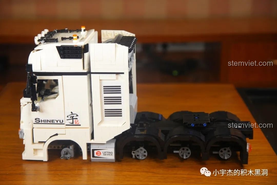 Tất cả bánh xe của bộ đồ chơi xây dựng YCQC007 đã được lắp ráp hoàn chỉnh, sẵn sàng cho mô hình.