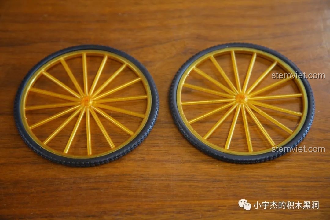 Cặp bánh xe lớn màu vàng của bộ lắp ráp Rickshaw Thượng Hải đã được lồng lốp cao su đen, trông rất ấn tượng.