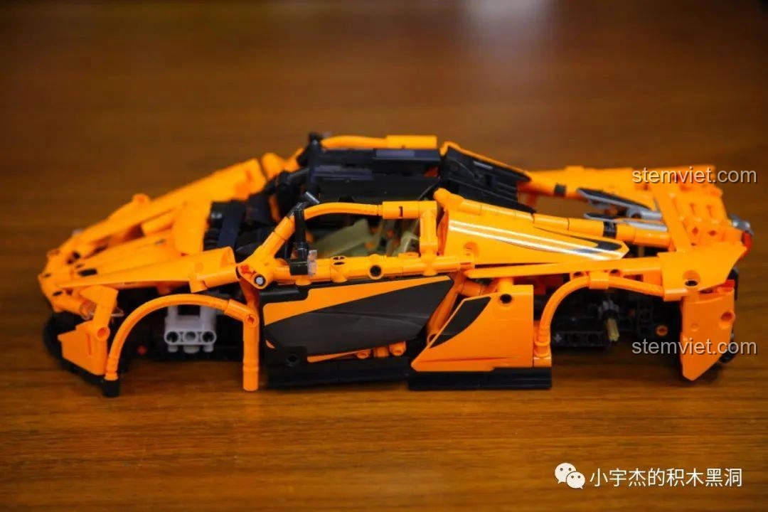 Bốn bánh xe và lốp cao su chất lượng cao của bộ lắp ráp Cada 8602 McLaren P1, chi tiết và bền bỉ.