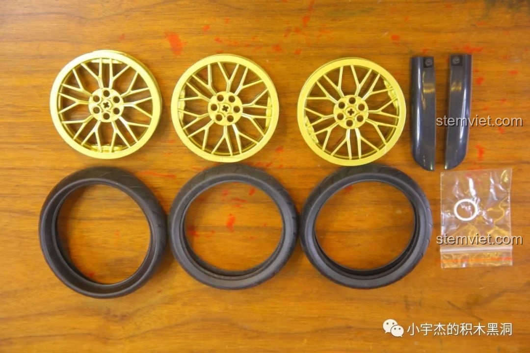 Các chi tiết đặc biệt của bộ Mô tô Fenrir Sói Lửa Final Fantasy VII KBox 10248: 3 bánh xe vàng đồng, 3 lốp cao su và các phụ kiện nhỏ.