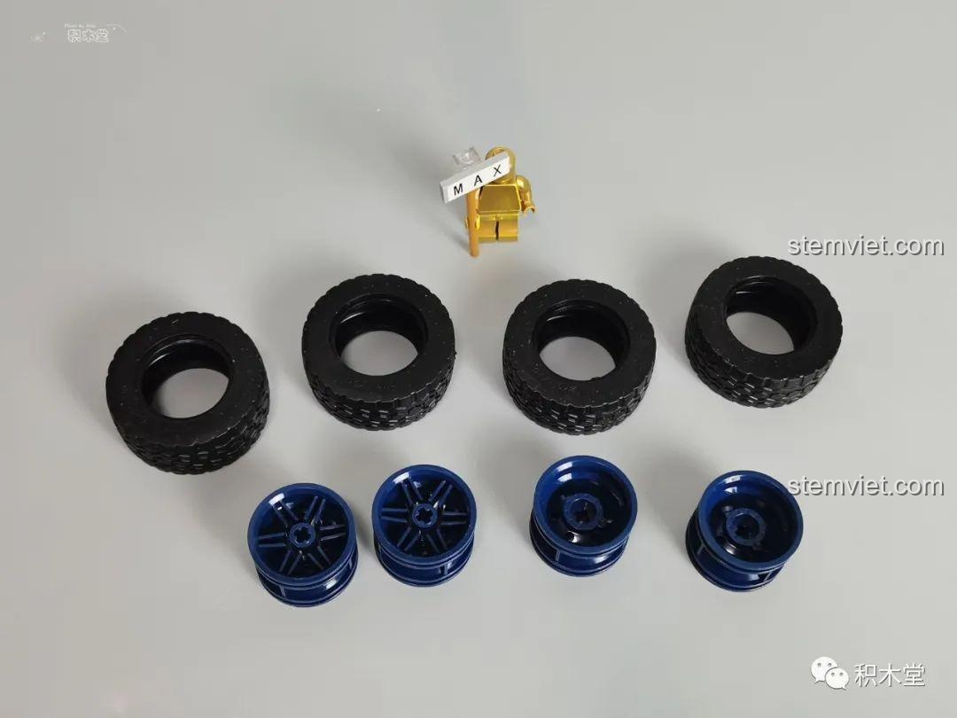 Bốn bánh xe và lốp riêng biệt của bộ lắp ráp Mould King 10017 Rolls-Royce Cullinan.