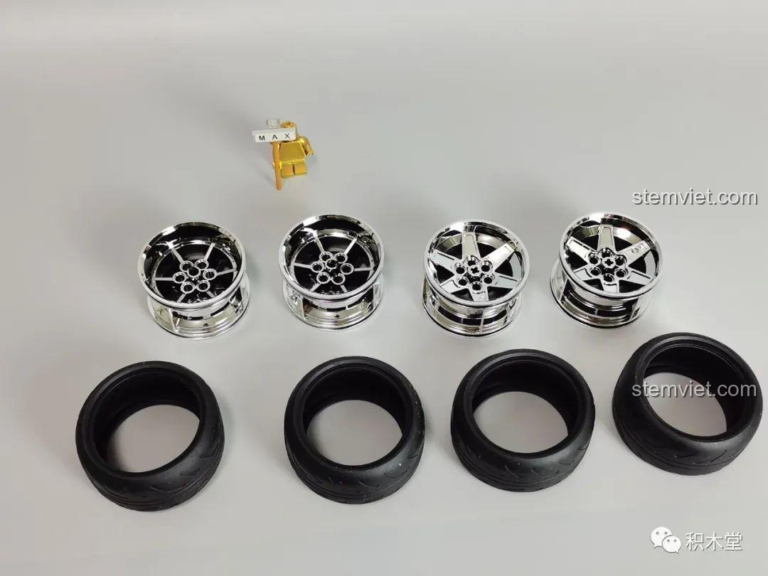 Bộ vành xe mạ crom và lốp xe của bộ xếp hình Siêu xe Audi RS6 Avant, một chi tiết đắt giá của mô hình.